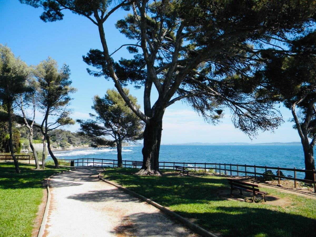 Jolie Studio Climatise Avec Parking Et Proche De La Mer Carqueiranne Luaran gambar